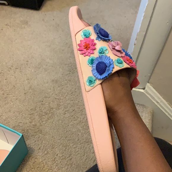 COPY - Kate Spade ♠️ Floral Woman’s Slides (runs a little larger/wider) Soft le… - Picture 4 of 5